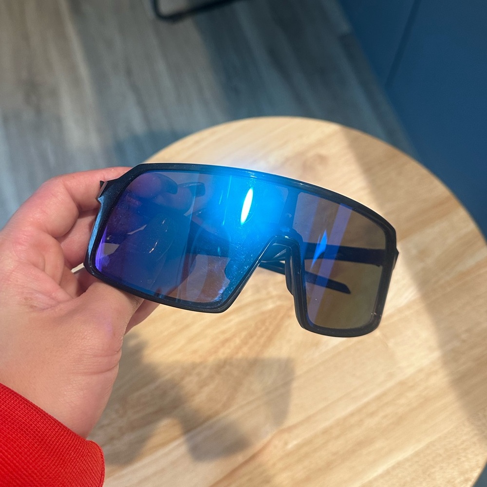 Oakley sutros